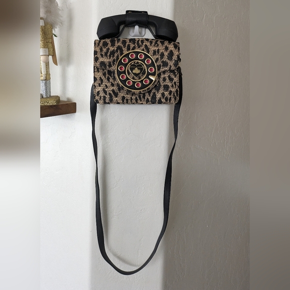 Betsy Johnson Phone ๐โค๏ธโ๐ฅ๐ Bag. - Picture 2 of 12